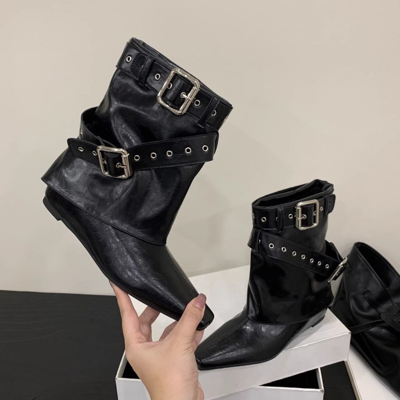 Soft Sole Booties - Botki z paskiem, na niskim obcasie,